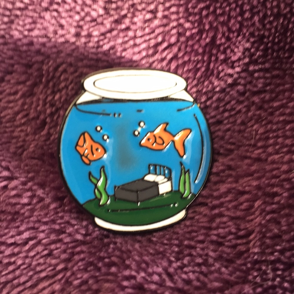 Living In A Fishbowl Pin - Mr. Robot - Picture 2 of 3
